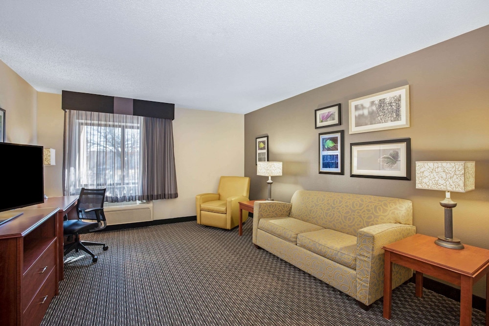 La Quinta Inn & Suites by Wyndham N Little Rock-McCain Mall 38/63