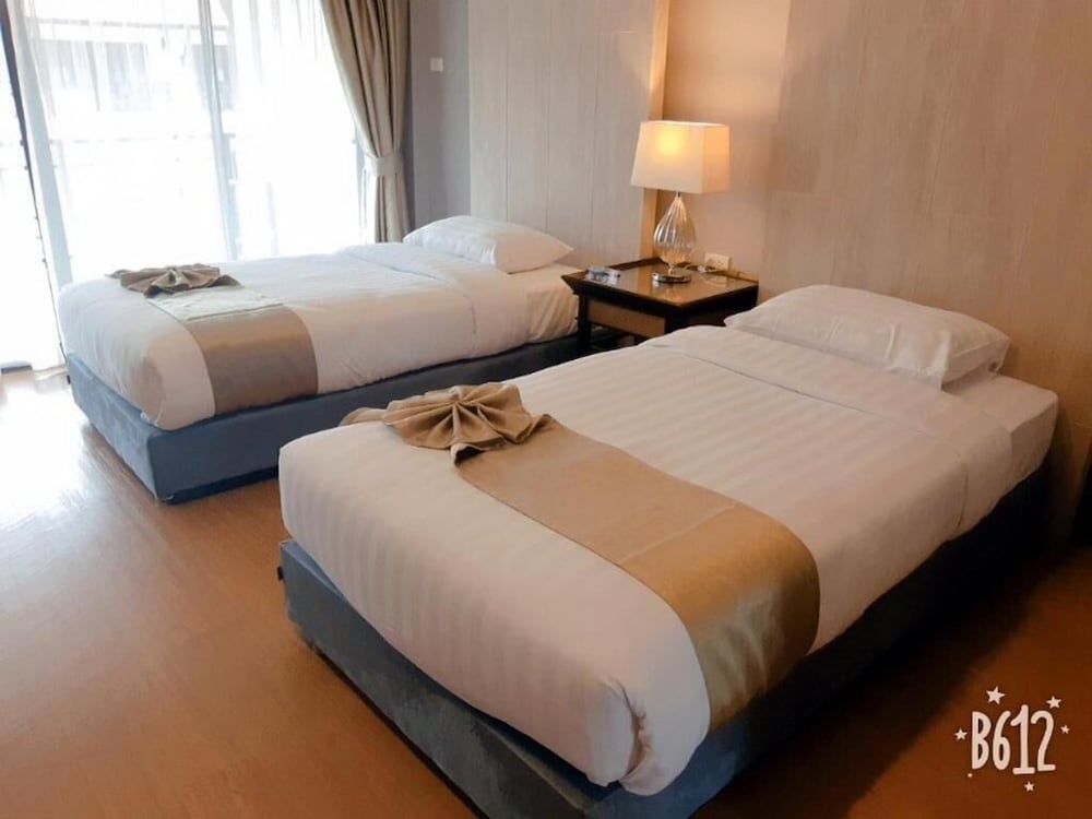 SUPERIOR, TWIN BEDS, POOL VIEW, BALCONY