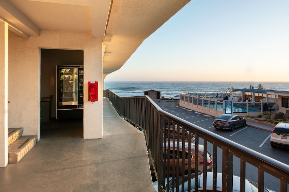 Edgewater Inn And Suites 8/76
