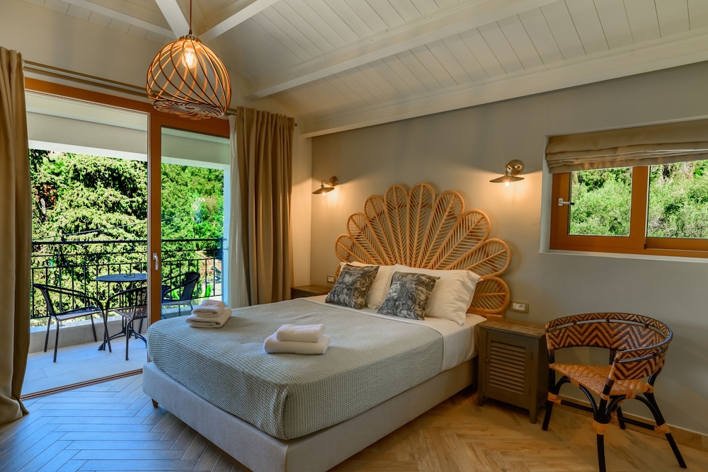 DELUXE, SUITE, PARTIAL SEA VIEW