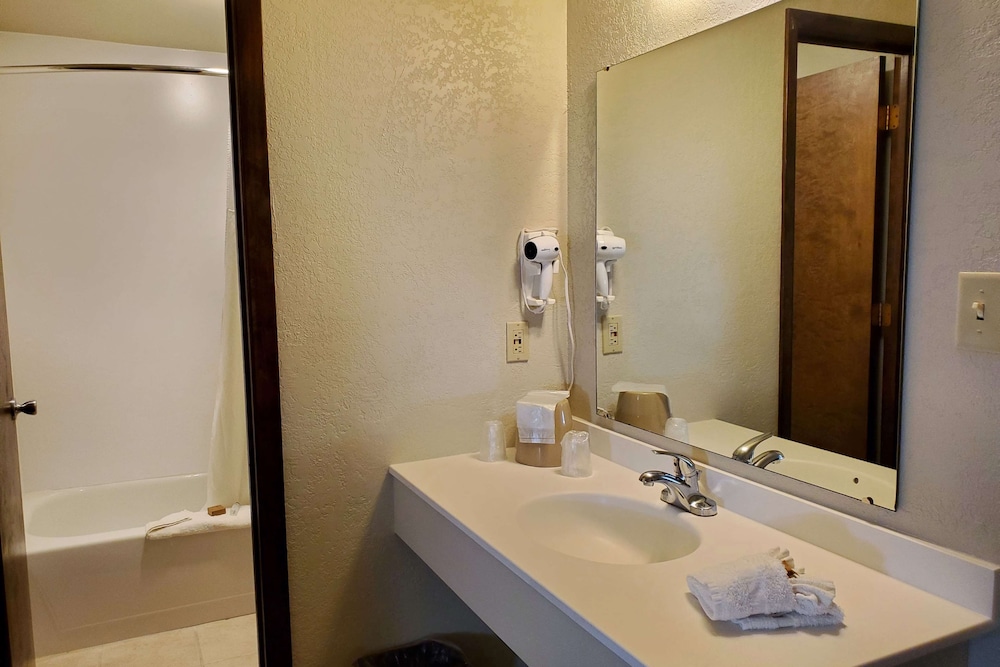 Days Inn and Suites by Wyndham Downtown Missoula-University 65/66