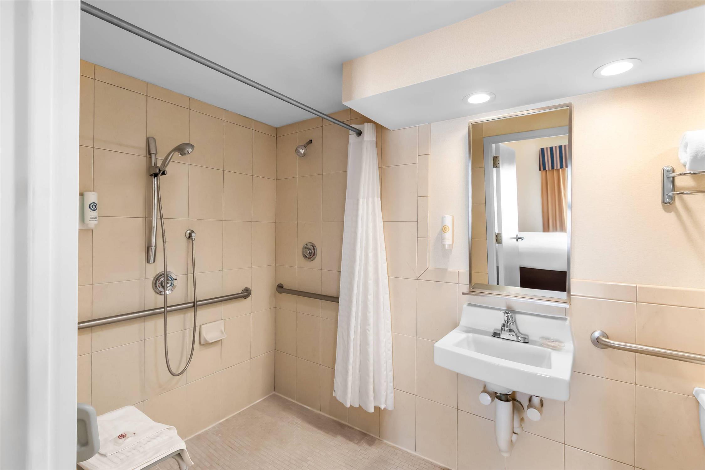 Comfort Inn & Suites Somerset - New Brunswick 17/17