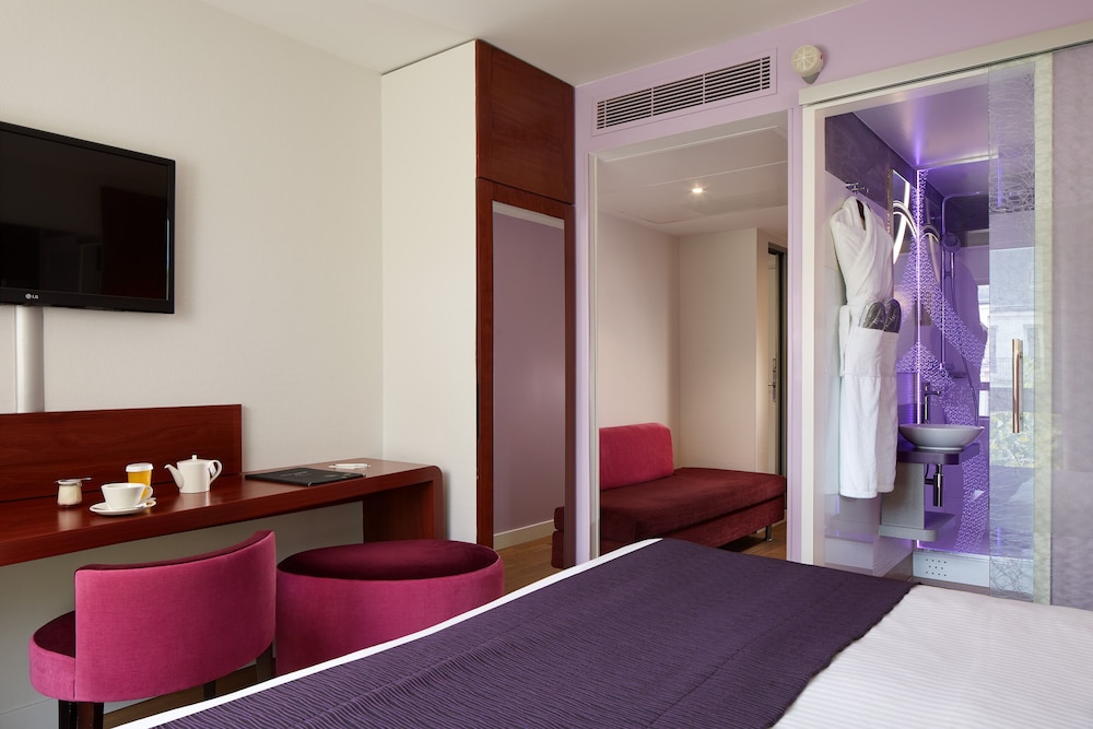 Ampere Hotel 26/80
