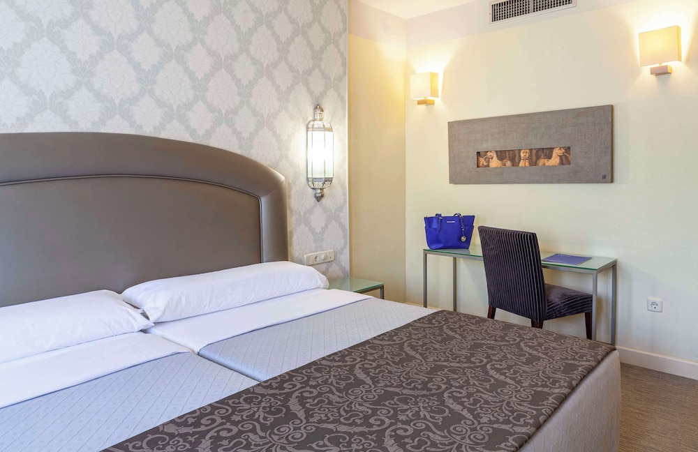 ROOM, TWIN BEDS
