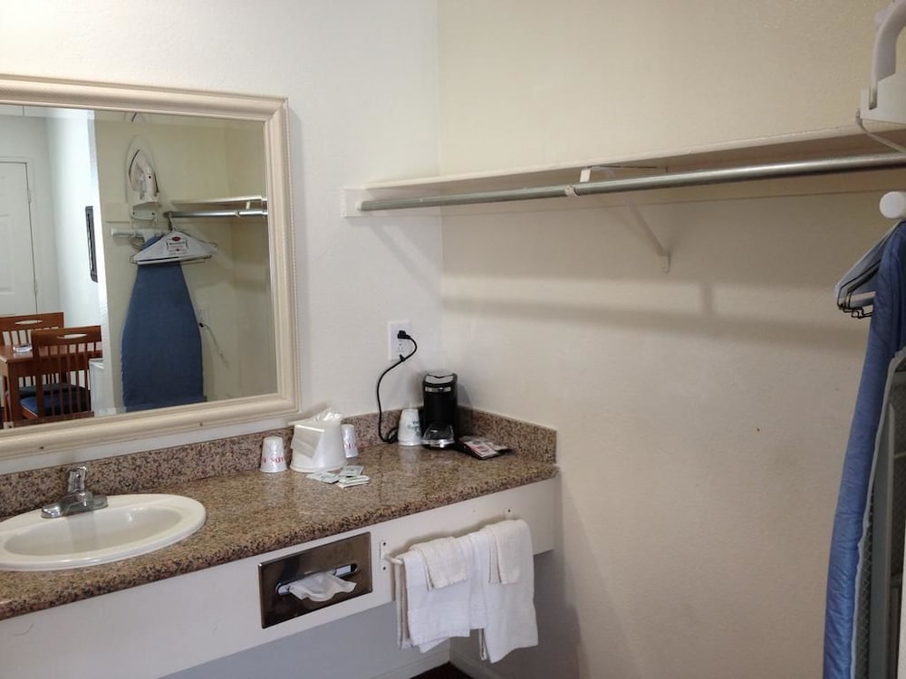 Scottish Inns Long Beach CA 23/26