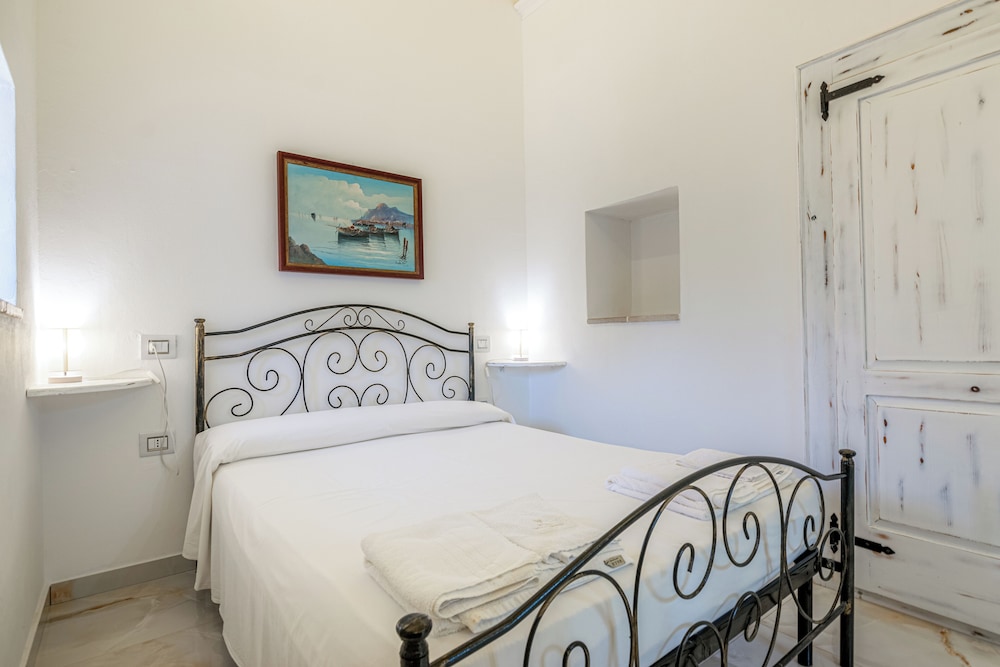 Basic, Single Bed, No Window