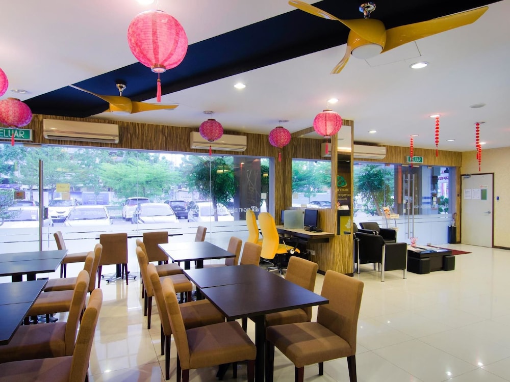 8 Days Boutique Hotel Mount Austin 48/57