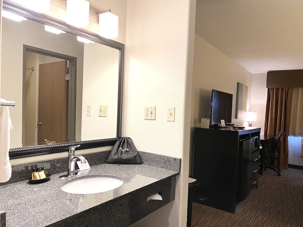 Best Western Plus The Four Corners Inn 13/69