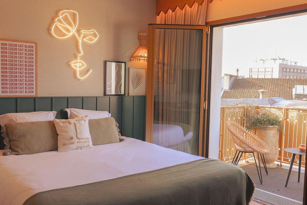 SUPERIOR, QUEEN BED, MONTMARTRE VIEW, BALCONY