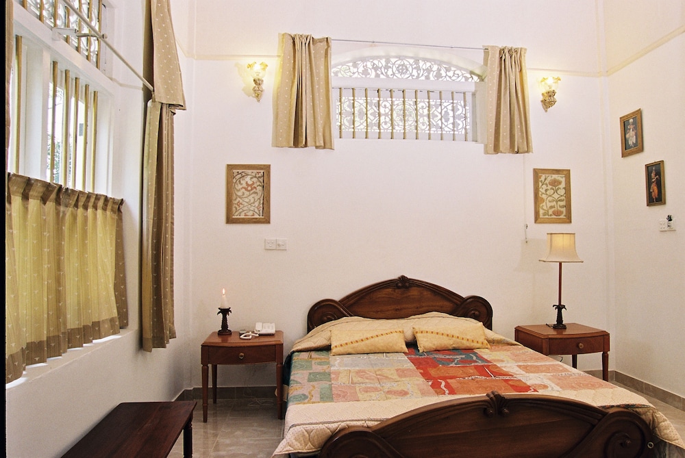 Manor House Boutique 37/50