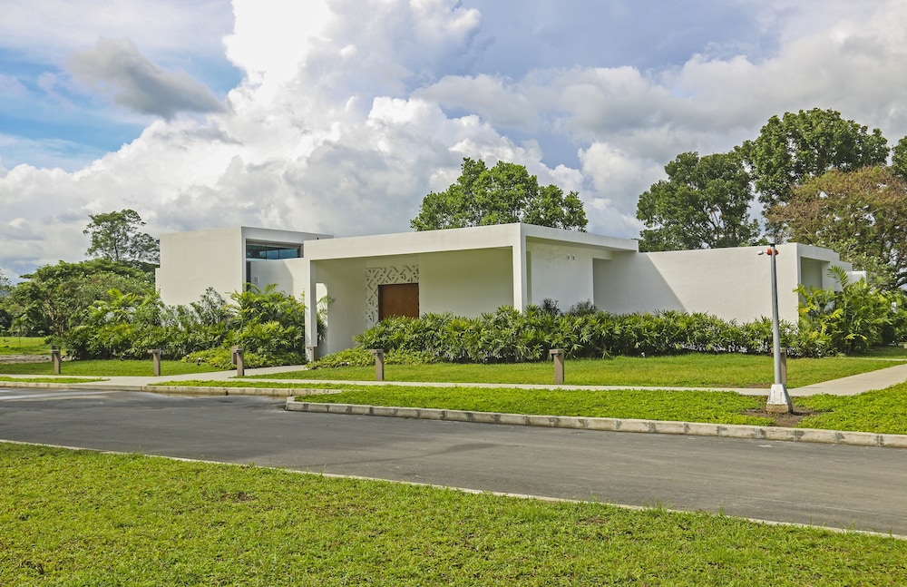 Quest Plus and Conference Center Clark 68/70