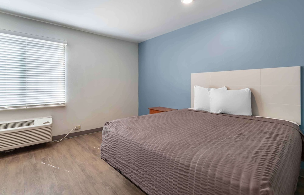 SUITE, KING BED