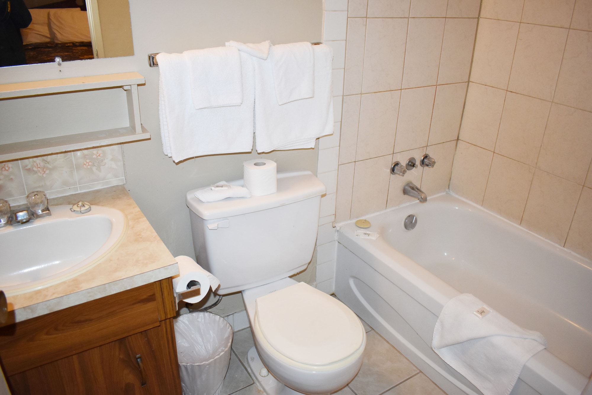 غرفة قياسية بسرير كوين بمطبخ صغير، Hope Inn And Suites 3/3