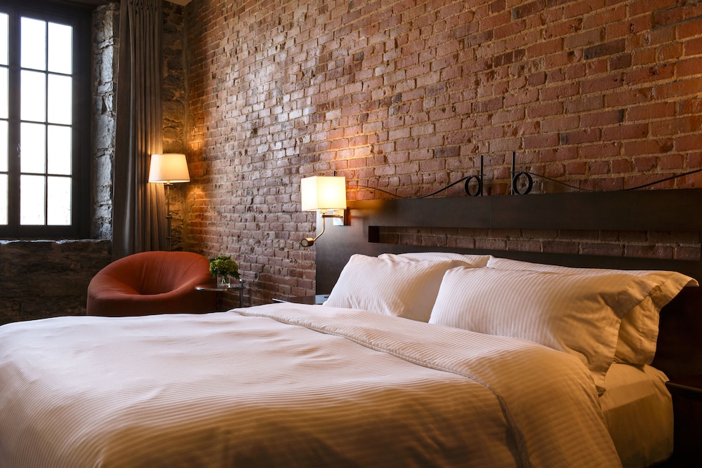 DELUXE, KING BED, RIVER FRONT