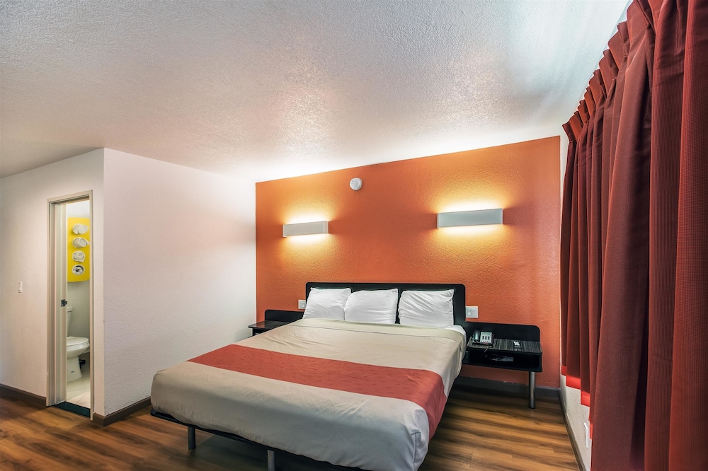 Motel6 Dallas, TX - South 13/43