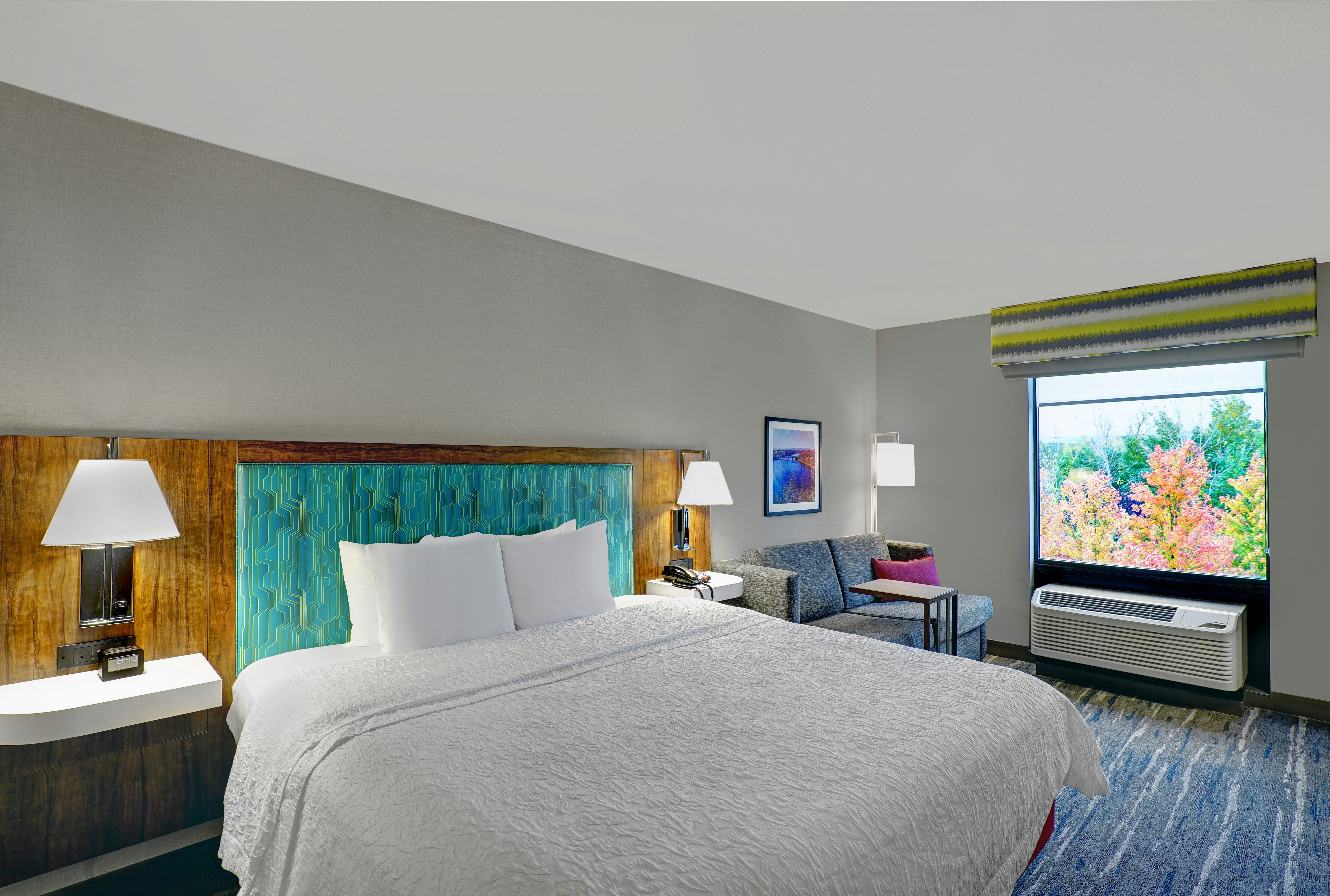 غرفة بسرير كينج