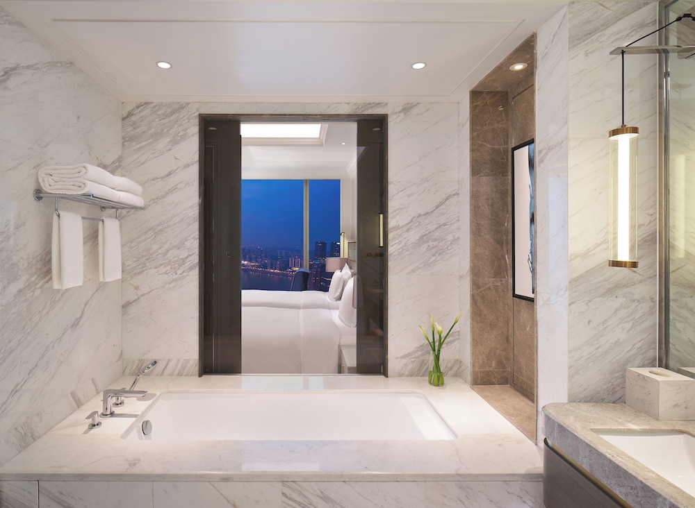 The Lixury Hotel -The Unbound Collection by Hyatt 48/50