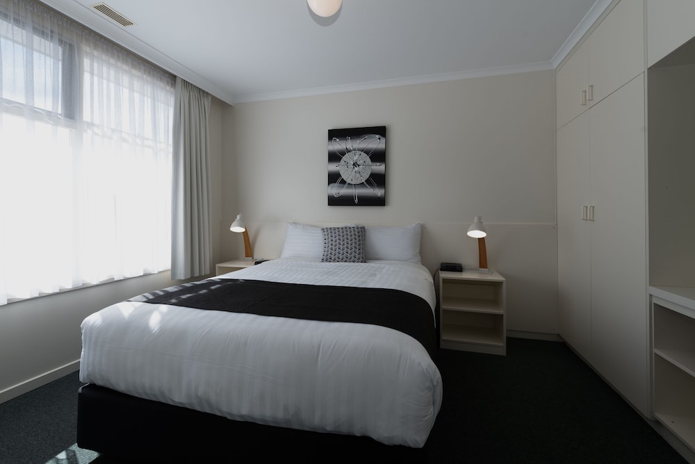 BARCLAY MOTOR INN 27/71