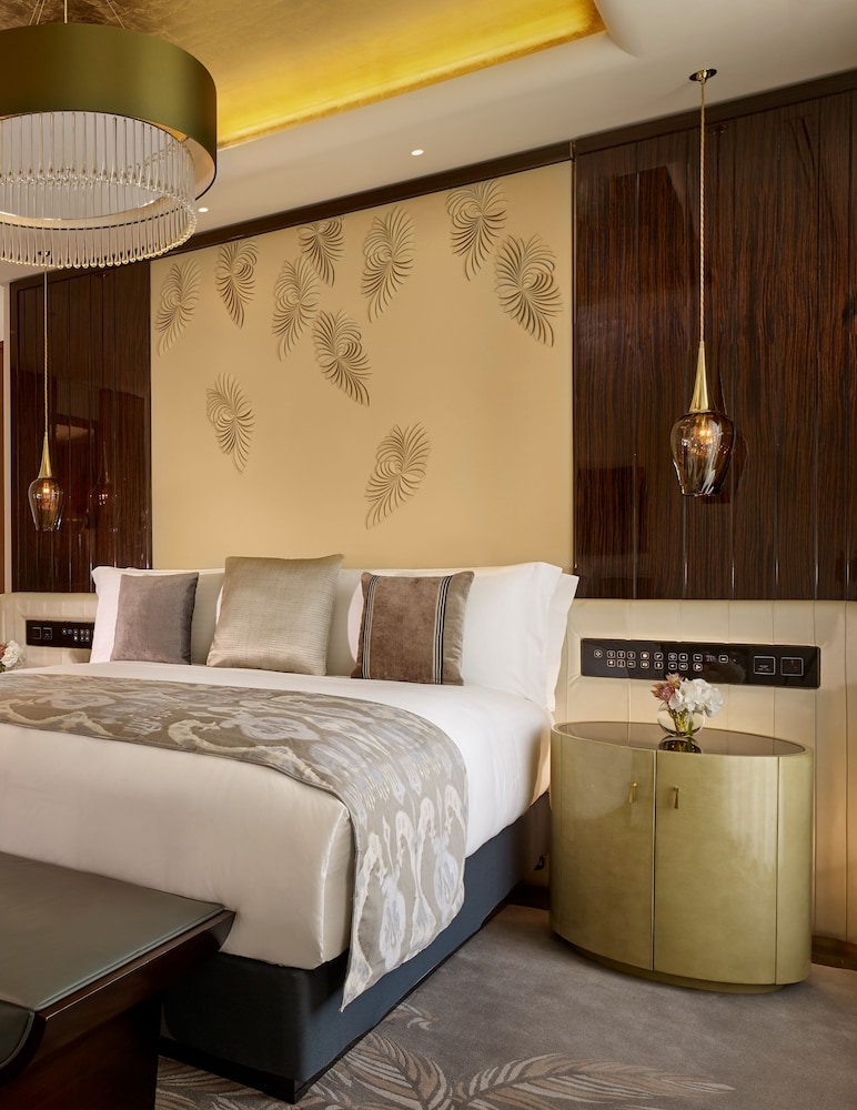 Carlton, Suite, King Bed, City View
