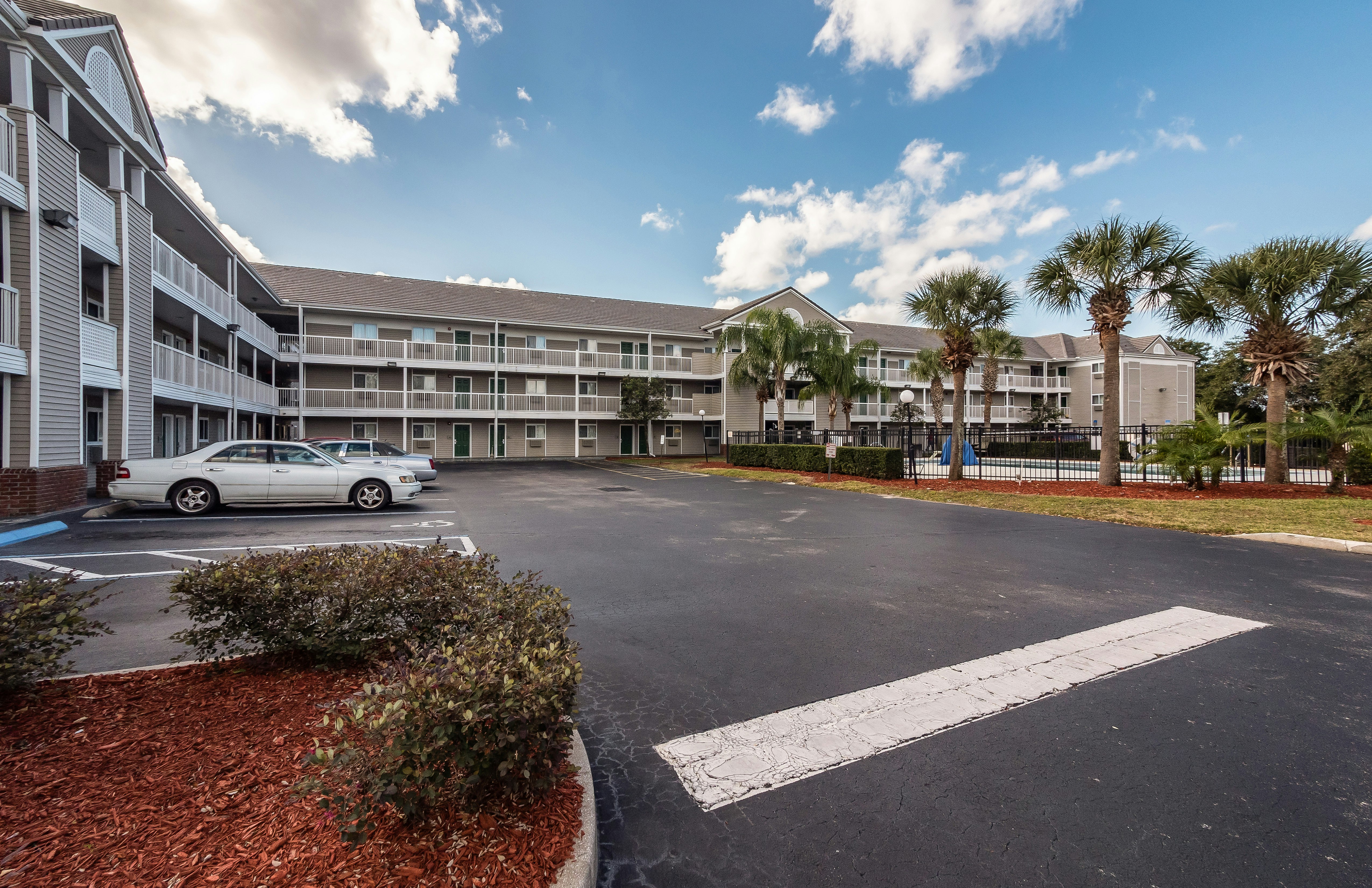 HomeTowne Studios by Red Roof Orlando South 40/42
