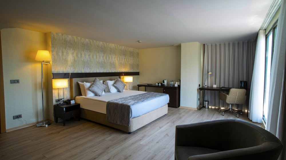 SUITE, TERRACE, CORNER