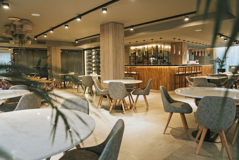 Howard Johnson by Wyndham Resistencia La Ribera 40/48