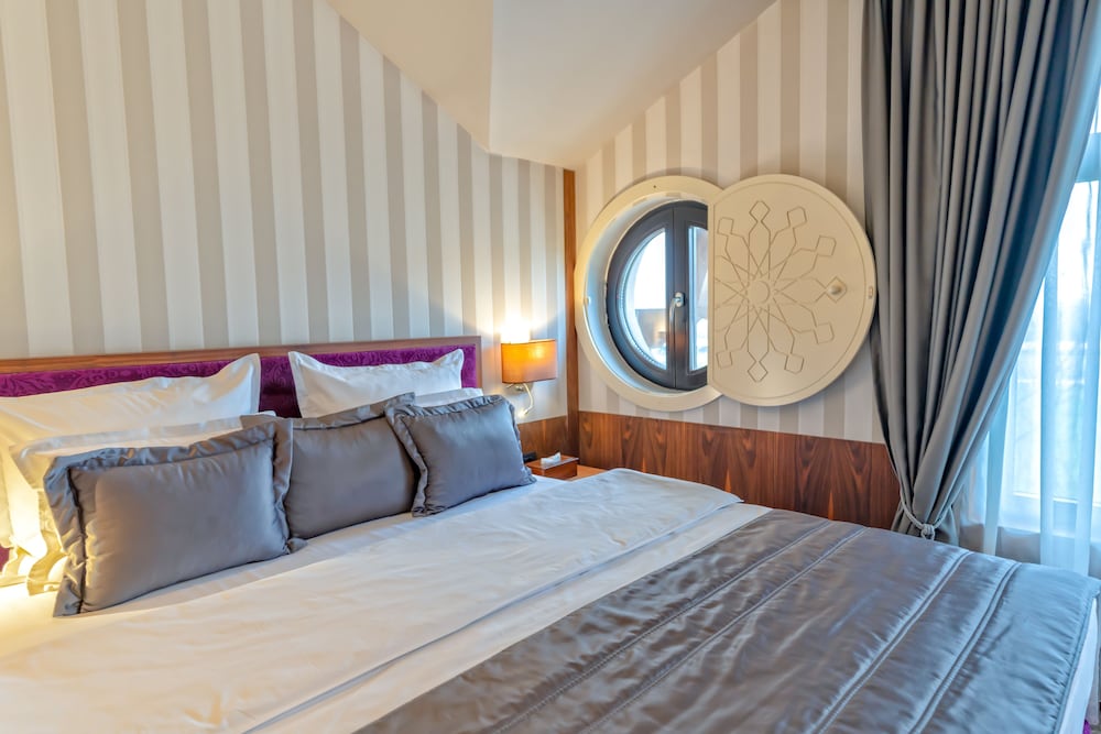 HERITAGE HOTEL KRONE 23/77