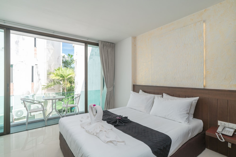 غرفة سوبيريور بسرير كوين بشرفة، Destinaation Patong Boutique By The Sea 3/6