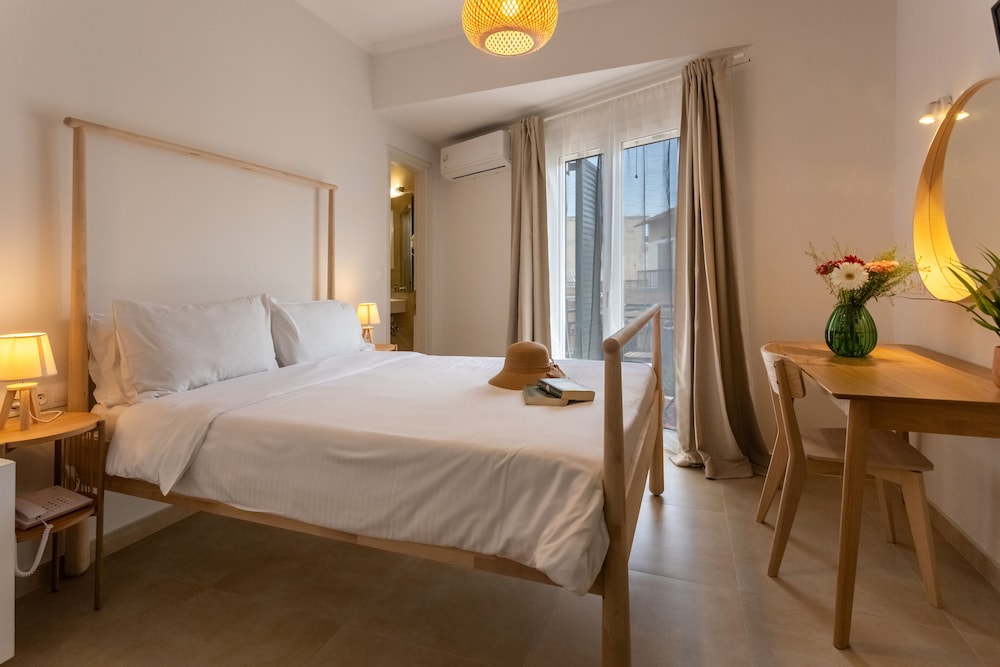 Room, Double Bed, BRETAGNE 4/10