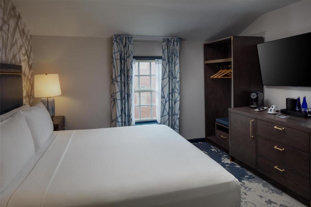 1 BEDROOM, PRESIDENTIAL, BI LEVEL, SUITE, KING BED
