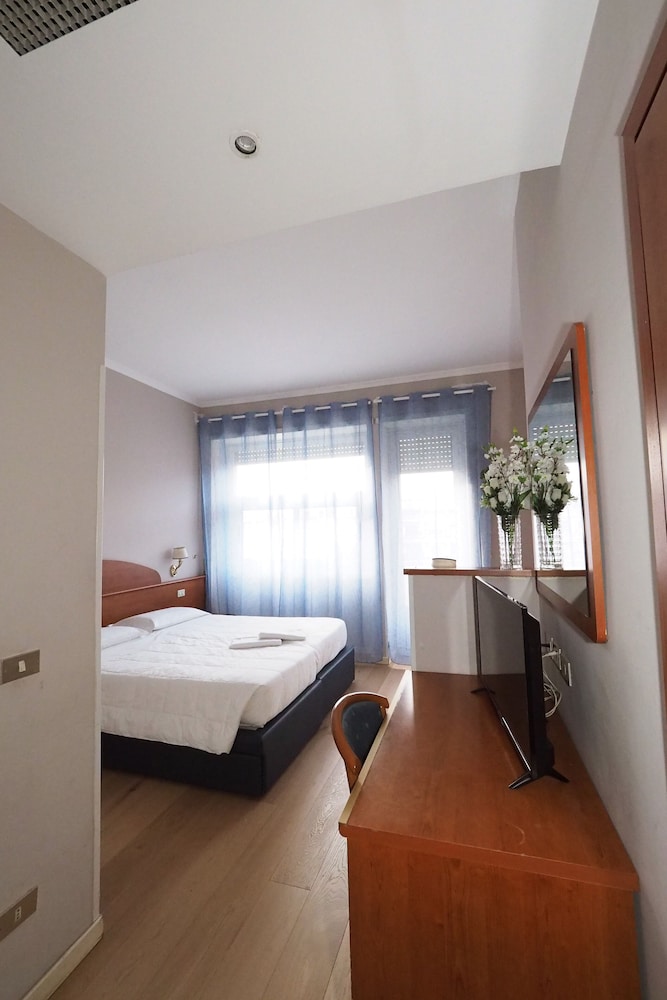 ROOM, TRIPLE