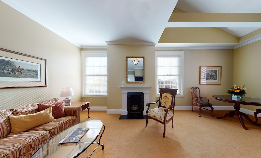 The Presidents Quarters Inn 40/76