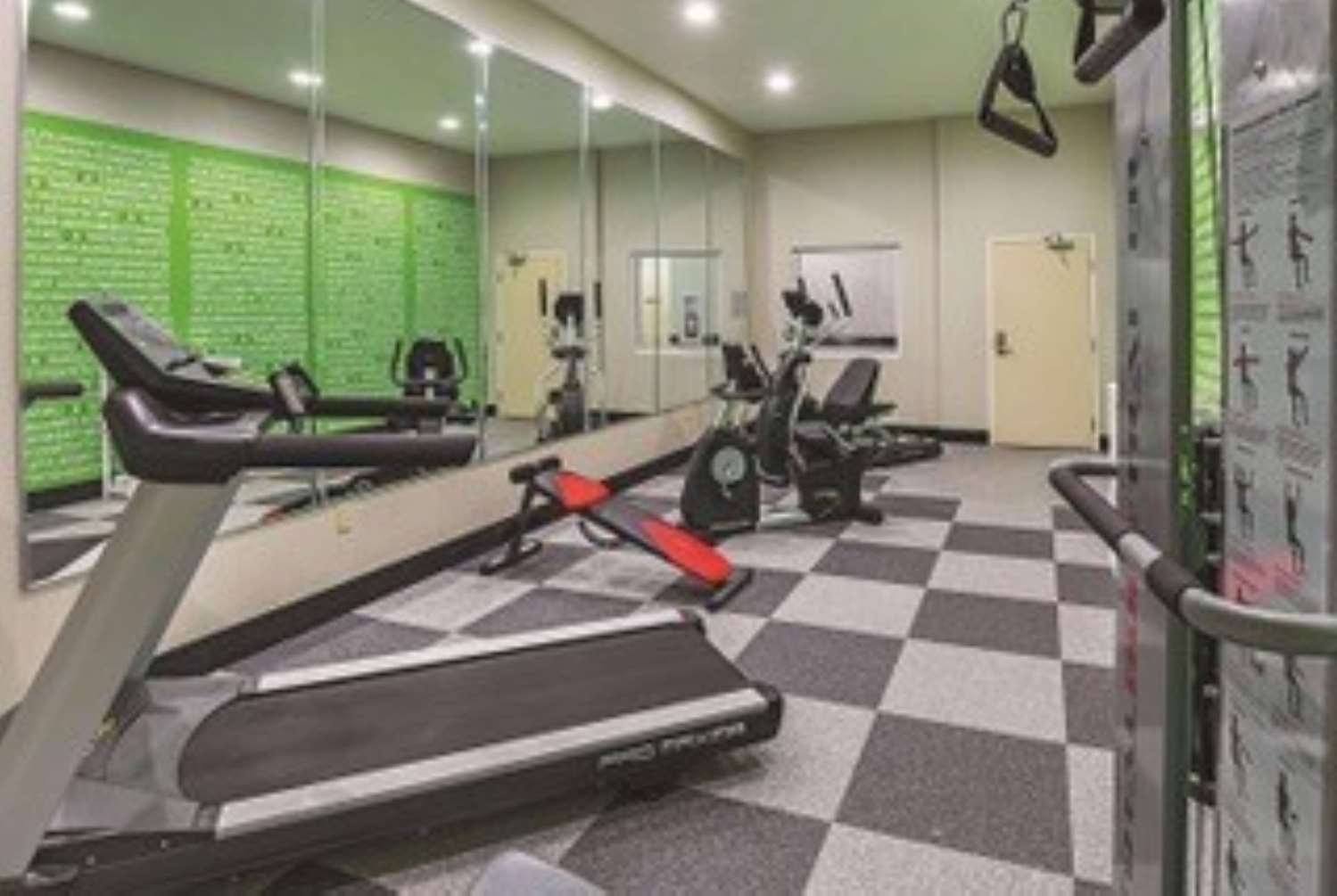 La Quinta Inn & Suites by Wyndham Ft. Worth - Forest Hill TX 25/49