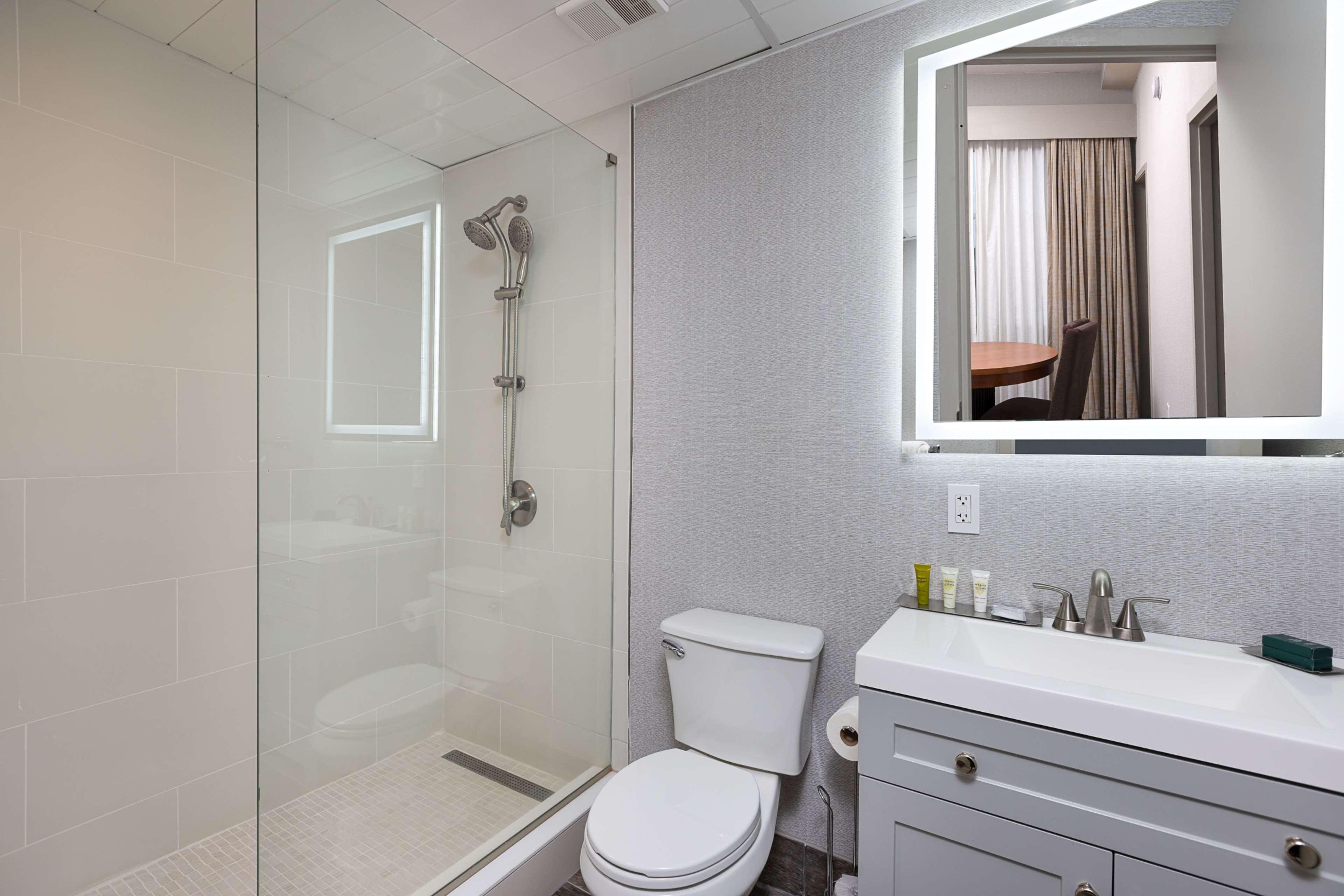 2 ROOMS, SUITE, QUEEN BED
