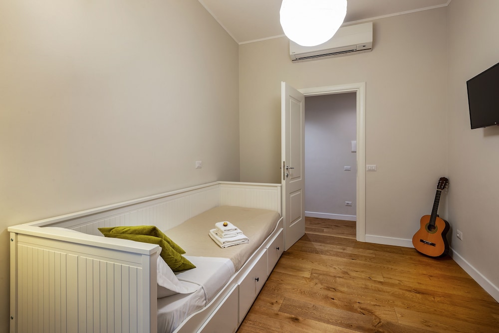 Claudia Rooms 37/39