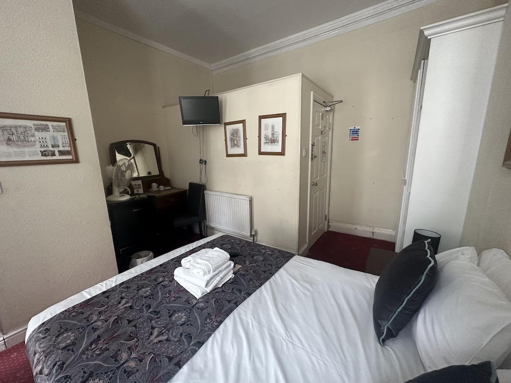 BASIC, DOUBLE BED, SHARED BATHROOM
