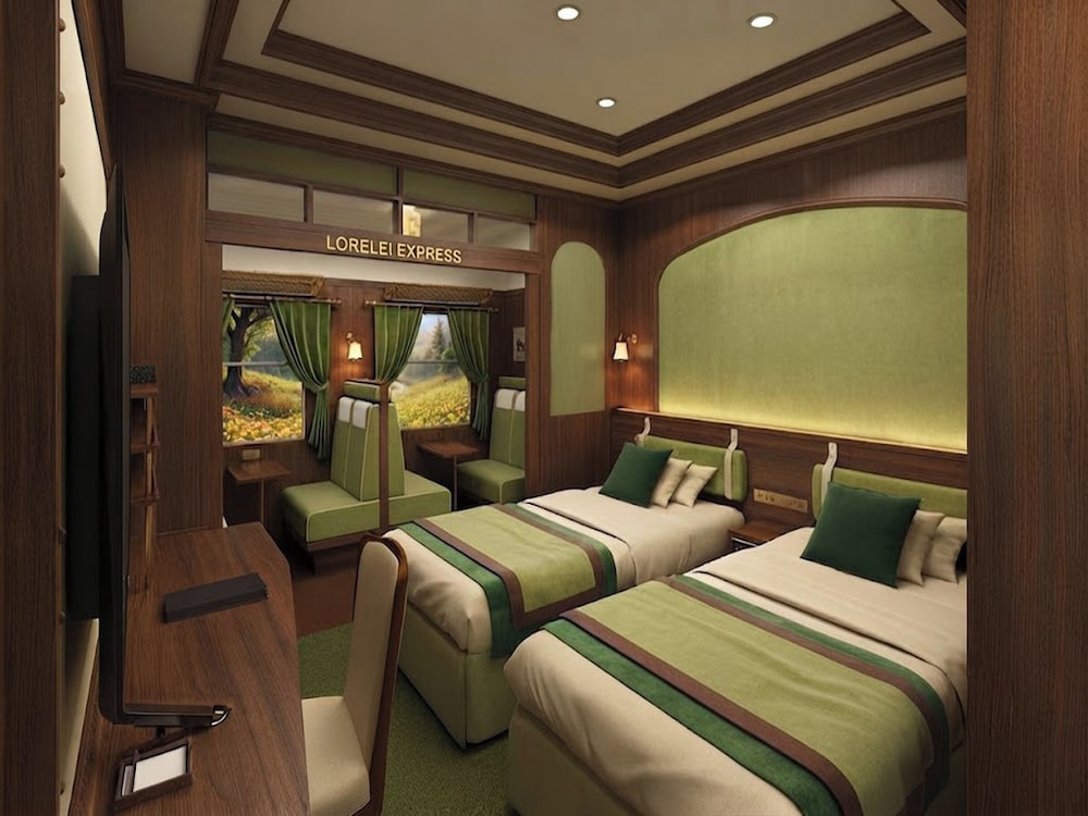 Express, Twin Beds