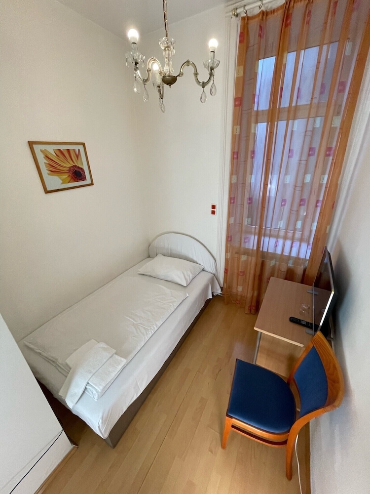 ROOM, SINGLE