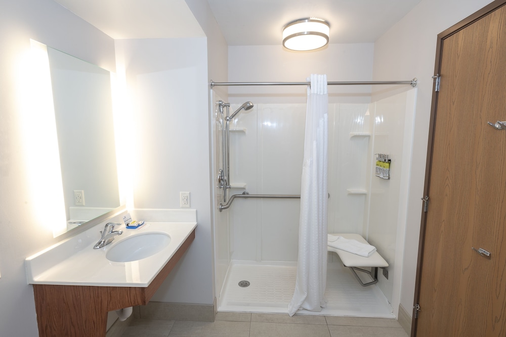 Holiday Inn Express Hotel Suites Iron Mountain 17/57