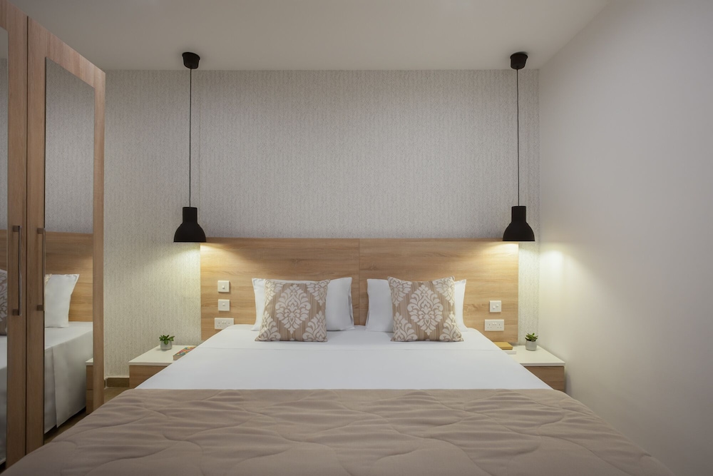 Plaza Regency Hotels 8/50
