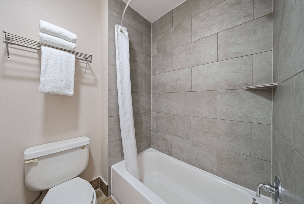 Days Inn by Wyndham Round Rock 40/43