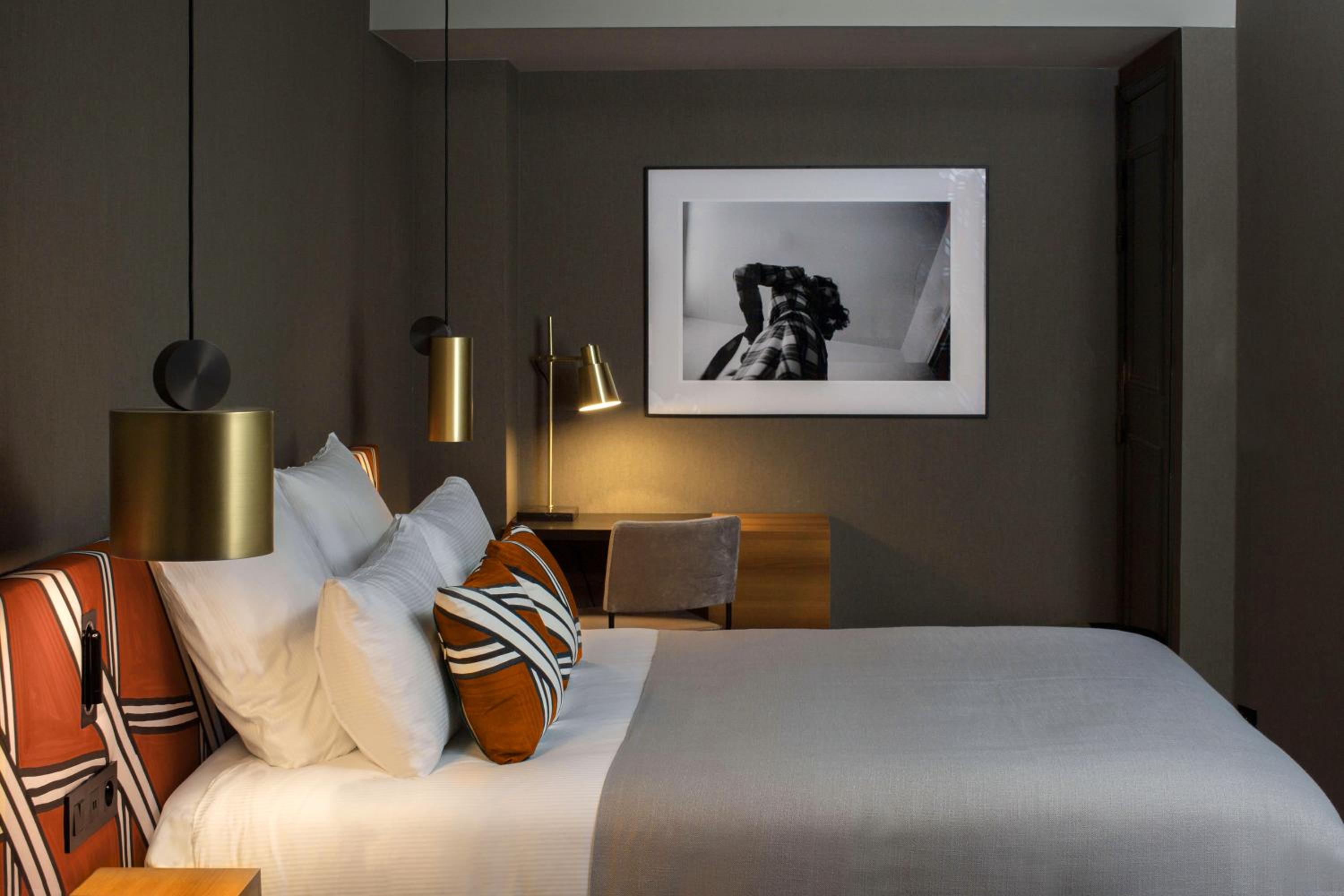 DELUXE, DOUBLE OR TWIN BED