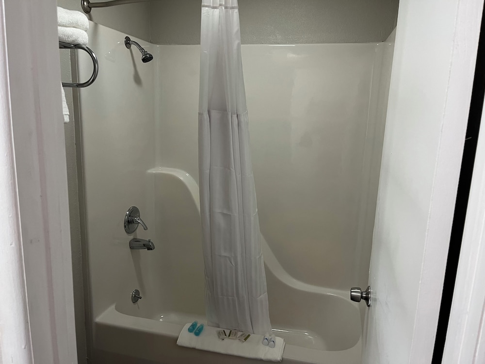 Days Inn by Wyndham Branson Ozarks 65/65