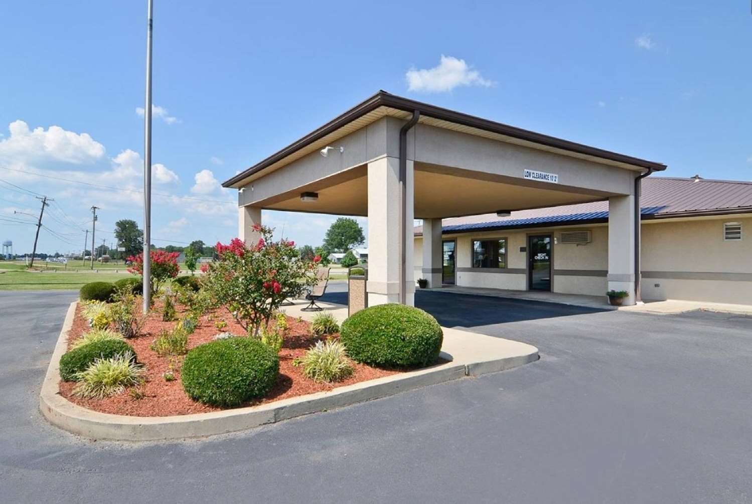 Super 8 by Wyndham McGehee 2/4