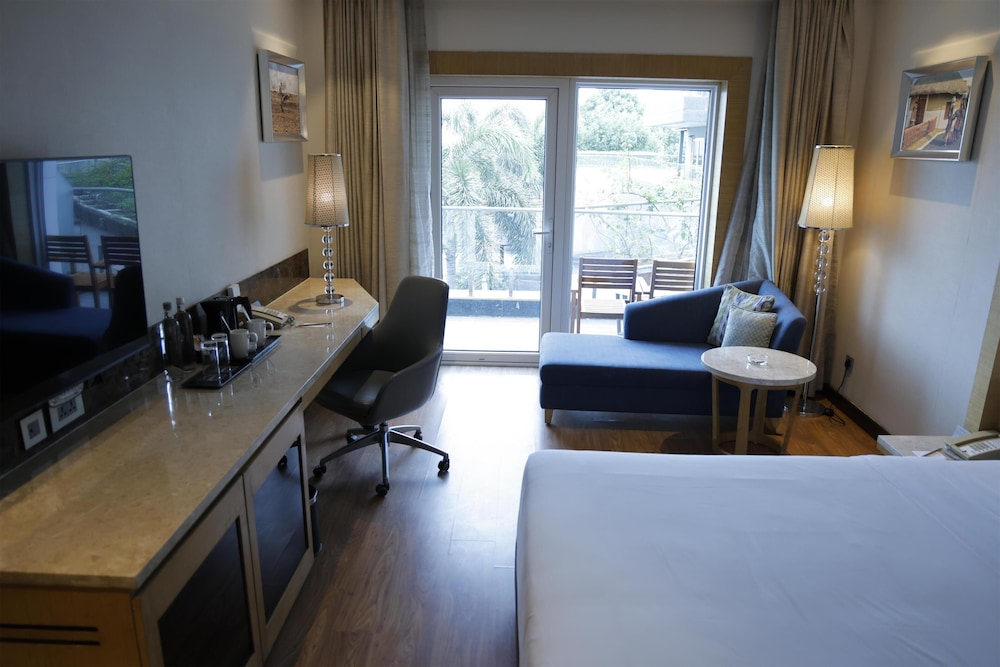 غرفة بزنس تنفيذية بسرير كينج، Radisson Resort & Spa Kandla 8/10