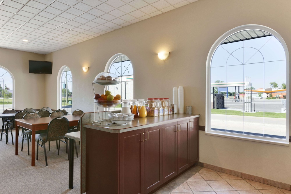 Days Inn & Suites by Wyndham Winkler 35/43