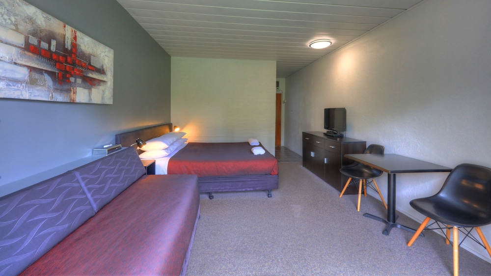 RIVERBANK PARK MOTEL 41/63
