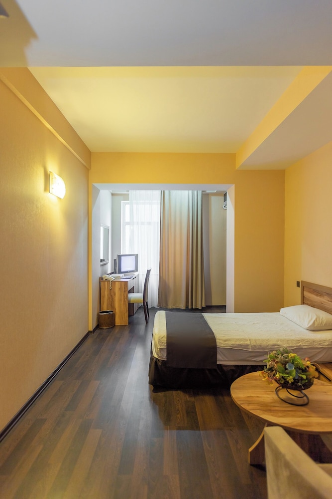 ROOM, SINGLE