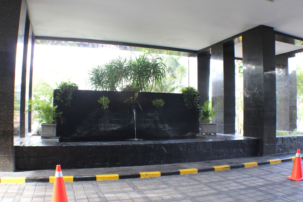 Hotel Santika Pandegiling 53/55