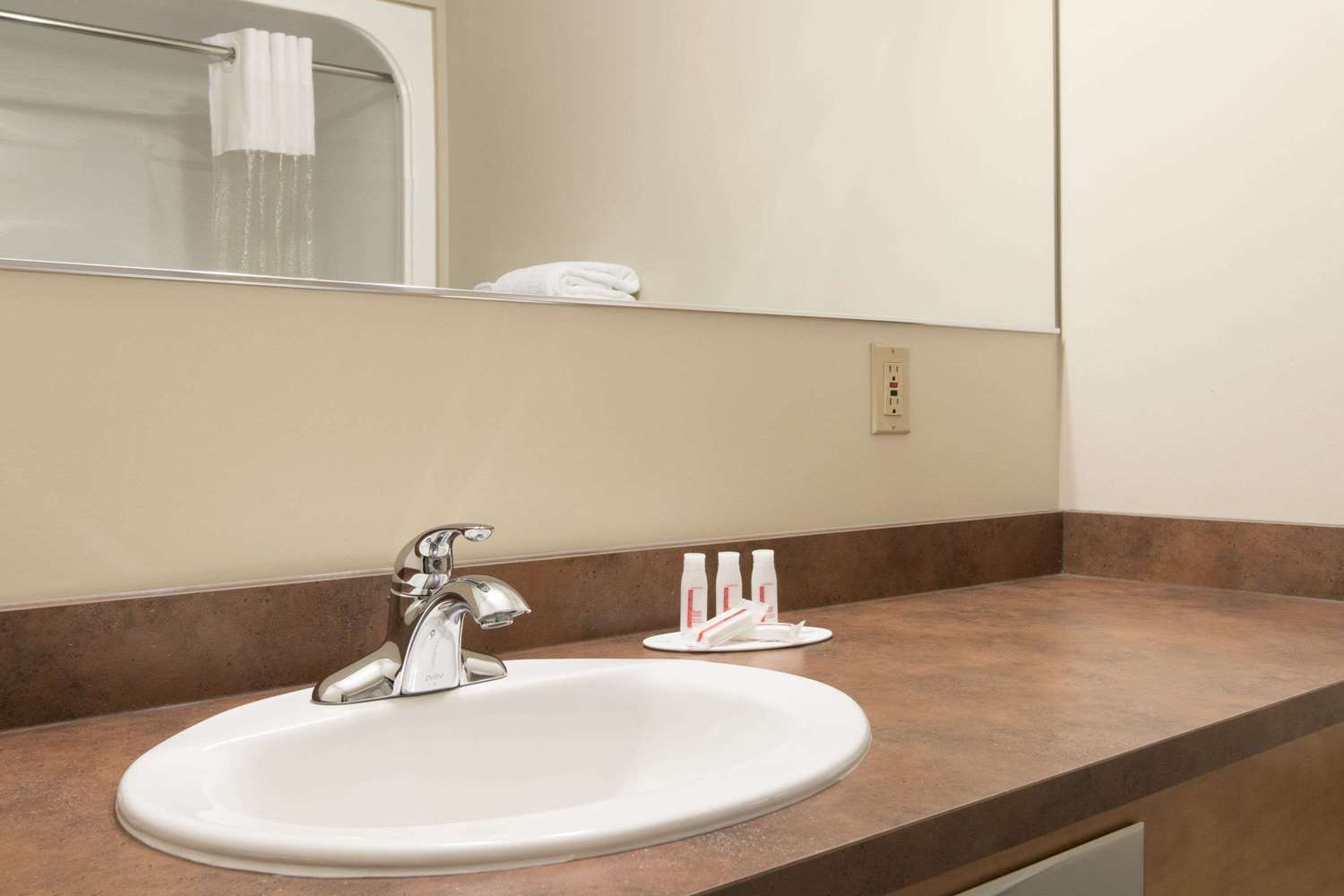 Days Inn & Suites by Wyndham Thunder Bay 9/9
